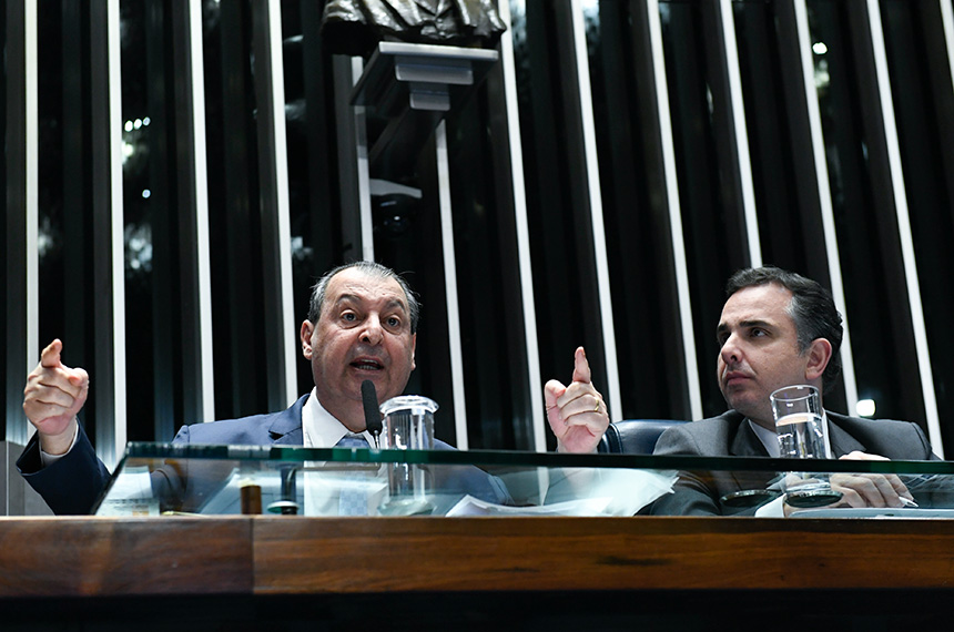 Omar Aziz, relator, e o presidente do Senado, Rodrigo Pacheco, na votação do arcabouço fiscal, em 21 de junho - Foto: Roque de Sá/Agência Senado