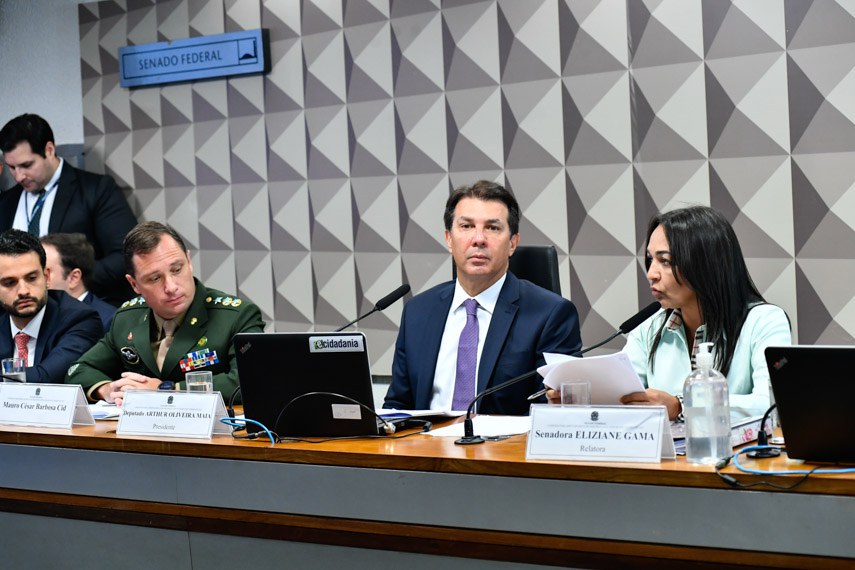Mesa:
advogado do depoente;
tenente-coronel Mauro César Barbosa Cid;
presidente da CPMI do 8 de Janeiro, deputado Arthur Maia (União-BA);
relatora da CPMI do 8 de Janeiro, senadora Eliziane Gama (PSD-MA) - em pronunciamento.