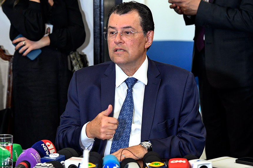 “Todos os debates e encaminhamentos prezarão pelo equilíbrio e bom senso, sem nunca esquecer aqueles que estão na ponta, os mais pobres e vulneráveis, e a urgência de reduzir as desigualdades regionais. [A reforma] é extremamente importante para o país, que começa a retomar o caminho do desenvolvimento, da geração de emprego e renda e do reconhecimento internacional”, afirma o senador.