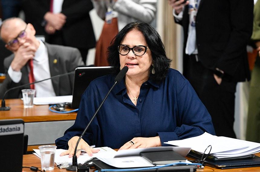 À bancada, em pronunciamento, senadora Damares Alves (Republicanos-DF).