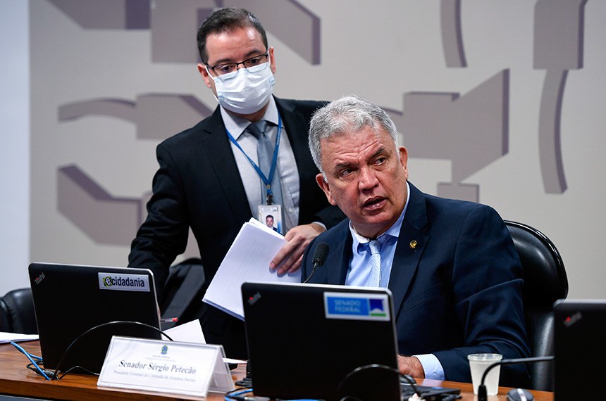 À mesa, presidente da CAS, senador Sérgio Petecão (PSD-AC), conduz reunião.