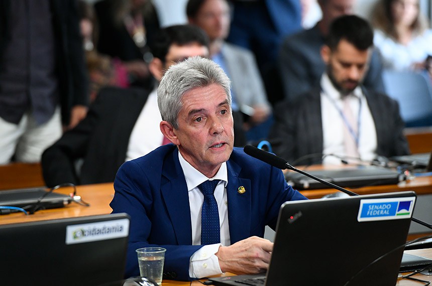 Em pronunciamento, à bancada, vice-presidente da CPIONGS, senador Jaime Bagattoli (PL-RO).