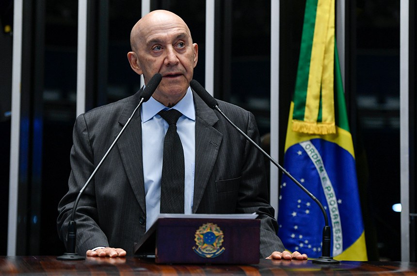 Em discurso, à tribuna, senador Confúcio Moura (MDB-RO).