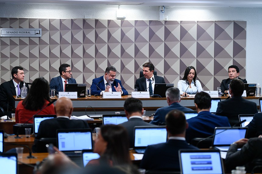 Mesa: 
advogados do depoente; 
ex-diretor-adjunto da Agência Brasileira de Inteligência (Abin), Saulo Moura da Cunha; 
presidente da CPMI do 8 de Janeiro, deputado Arthur Maia (União-BA); 
relatora da CPMI do 8 de Janeiro, senadora Eliziane Gama (PSD-MA); 
2° vice-presidente da CPMI do 8 de Janeiro, senador Magno Malta (PL-ES).