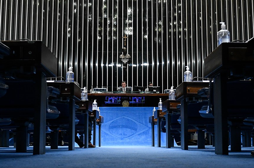 À tribuna, em discurso, senador Plínio Valério (PSDB-AM).