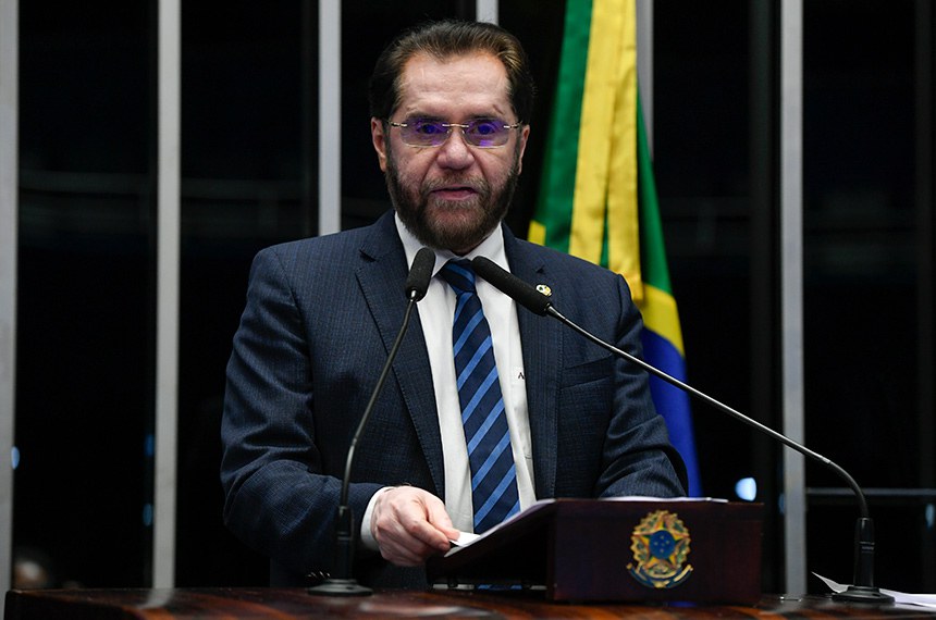 À tribuna, em discurso, senador Plínio Valério (PSDB-AM).
