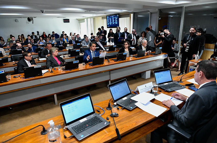 À mesa:
presidente da CAE, senador Vanderlan Cardoso (PSD-GO), conduz reunião.