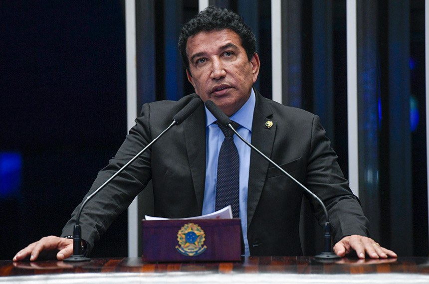 À tribuna, em discurso, senador Magno Malta (PL-ES). 