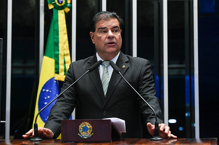 À tribuna, em discurso, senador Nelsinho Trad (PSD-MS). 