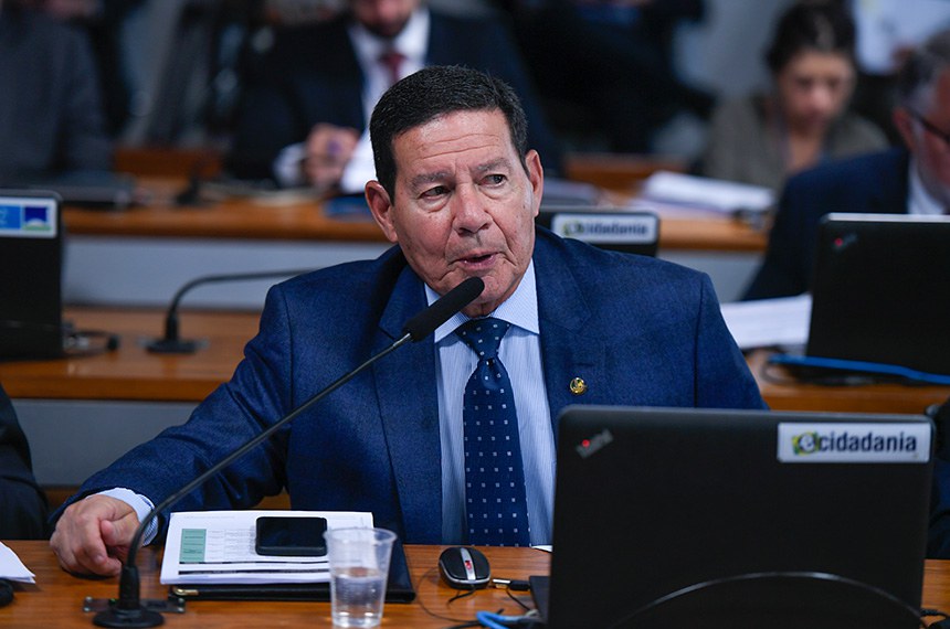 À bancada, em pronunciamento, senador Hamilton Mourão (Republicanos-RS).