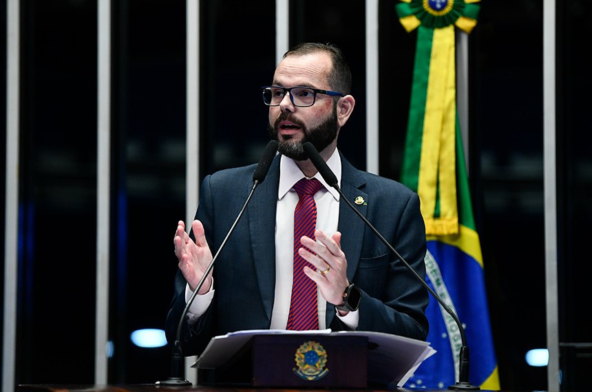 Em discuro, à tribuna, senador Jorge Seif (PL-SC).