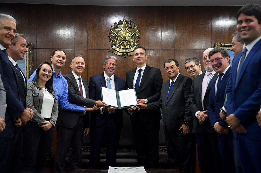 Participam:
líder do governo no Congresso Nacional, senador Randolfe Rodrigues (Rede-AP); 
deputado Danilo Forte (União-CE); 
relator da PEC 45/2019, no Senado Federal, senador Eduardo Braga (MDB-AM); 
senador Efraim Filho (União-PB); 
presidente da Câmara dos Deputados, deputado Arthur Lira (PP-AL);
presidente do Senado Federal, senador Rodrigo Pacheco (PSD-MG); 
relator da PEC 45/2019, na Câmara dos Deputados, deputado Aguinaldo Ribeiro (PP-PB); 
deputado Weliton Prado (Solidariedade-MG); 
deputada Renata Abreu (Podemos-SP).
