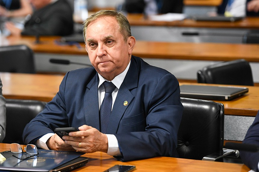 À bancada, em pronunciamento, senador Izalci Lucas (PSDB-DF).
