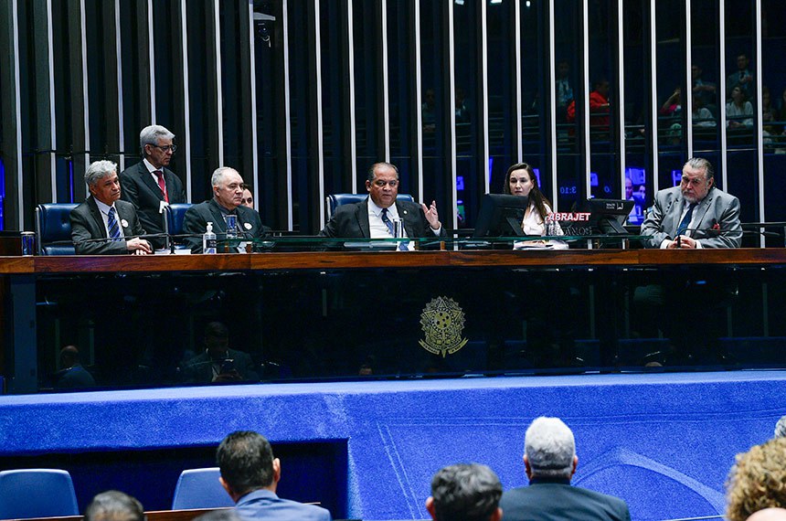 Mesa:
presidente em exercício da seccional da Associação Brasileira de Jornalistas de Turismo no Tocantins, Luiz Pires;
presidente da Associação Brasileira de Jornalistas de Turismo (Abrajet), Evandro Novak;
presidente e requerente desta sessão, senador Eduardo Gomes (PL-TO);
secretária desta sessão;
ex-presidente e representante dos fundadores da Associação Brasileira de Jornalistas de Turismo (Abrajet), Cláudio Magnavita.