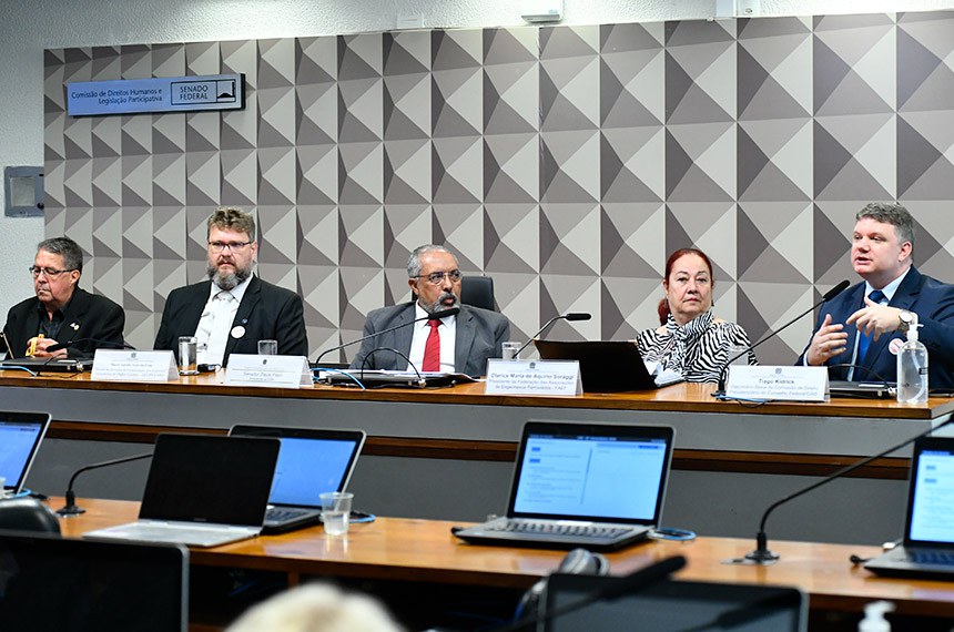 Mesa:
presidente da Associação Nacional dos Auditores Fiscais da Receita Federal do Brasil (ANFIP), Vilso Antônio Romero;
diretor da Departamento de Centralização dos Inativos e Pensionistas de Órgãos Extintos (Decipex/MGI), Marco Aurélio Alves da Cruz;
presidente da CDH, senador Paulo Paim (PT-RS);
presidente da Federação das Associações de Engenheiros Ferroviários (Faef), Clarice Maria de Aquino Soraggi;
secretário-Geral da Comissão de Direito Previdenciário do Conselho Federal da Ordem dos Advogados do Brasil (OAB), Tiago Kidrick.