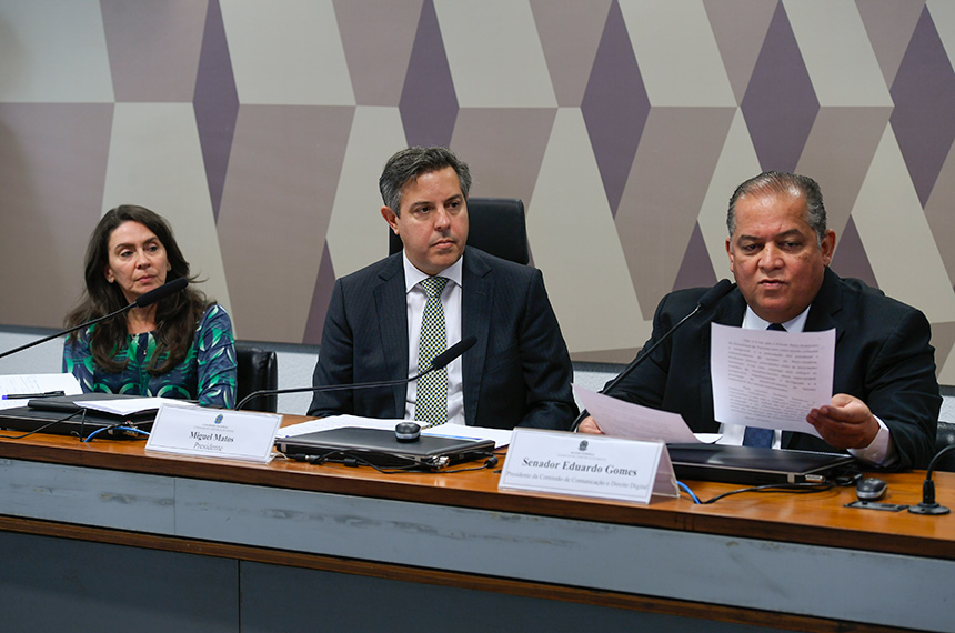 Presidente da Comissão de Comunicação e Direito Digital, o senador Eduardo Gomes (à dir.), também participou da audiência pública - Foto: Edilson Rodrigues/Agência Senado