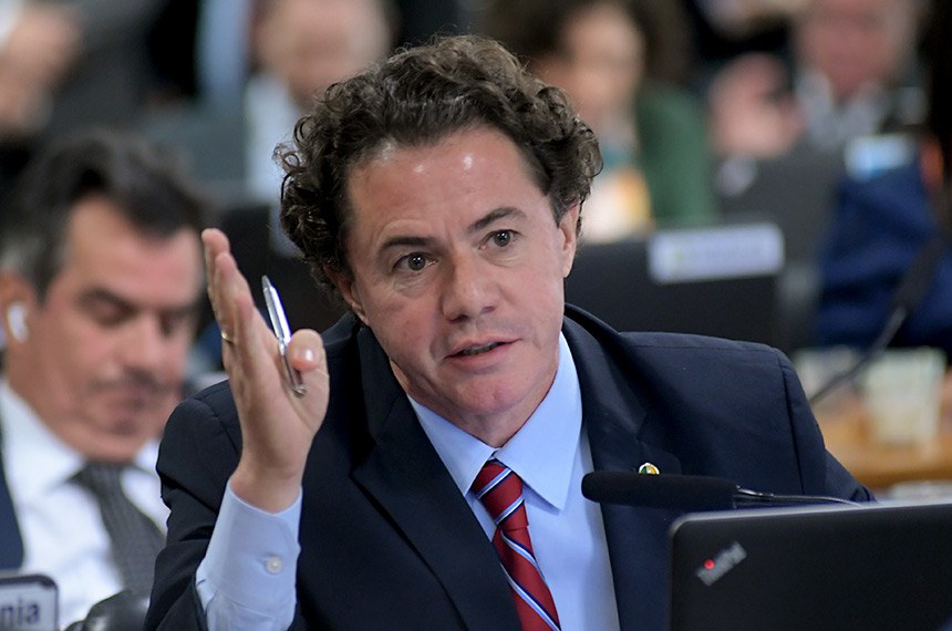 À bancada, em pronunciamento, senador Veneziano Vital do Rêgo (MDB-PB).