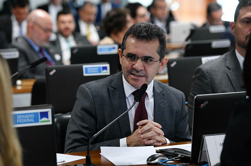 Em pronunciamento, à bancada, indicado para o Conselho Nacional do Ministério Público, Antôniko Edílio Magalhães Teixeira.