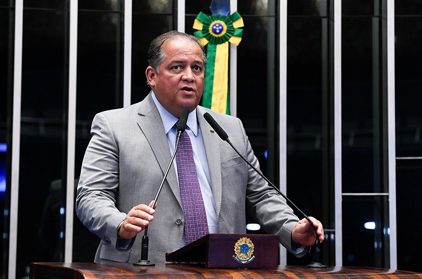 À tribuna, em discurso, senador Eduardo Gomes (PL-TO). 