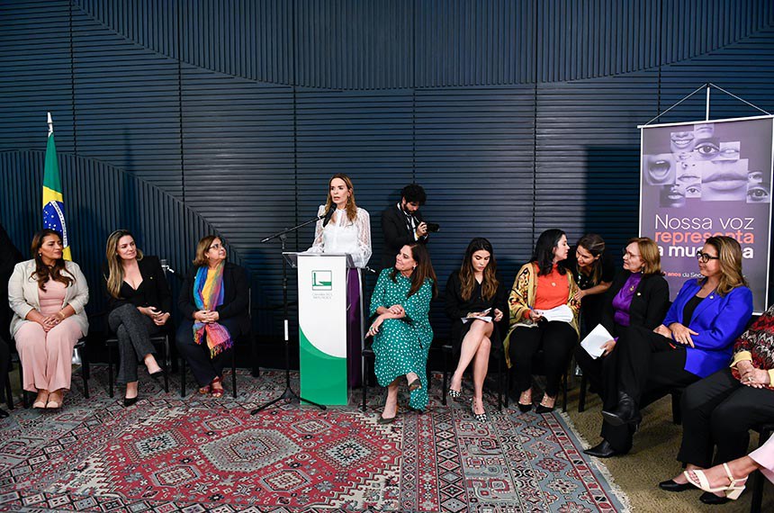 Participam:
senadora Augusta Brito (PT-CE); 
ministra das Mulheres, Cida Gonçalves;
coordenadora-geral do Observatório Nacional da Mulher na Política da Câmara dos Deputados, deputada Yandra Moura (União-SE); 
1ª coordenadora adjunta da Secretaria da Mulher da Câmara dos Deputados, deputada Iza Arruda (MDB-PE);
procuradora especial da Mulher do Senado Federal, senadora Zenaide Maia (PSD-RN);
senadora Leila Barros (PDT-DF).