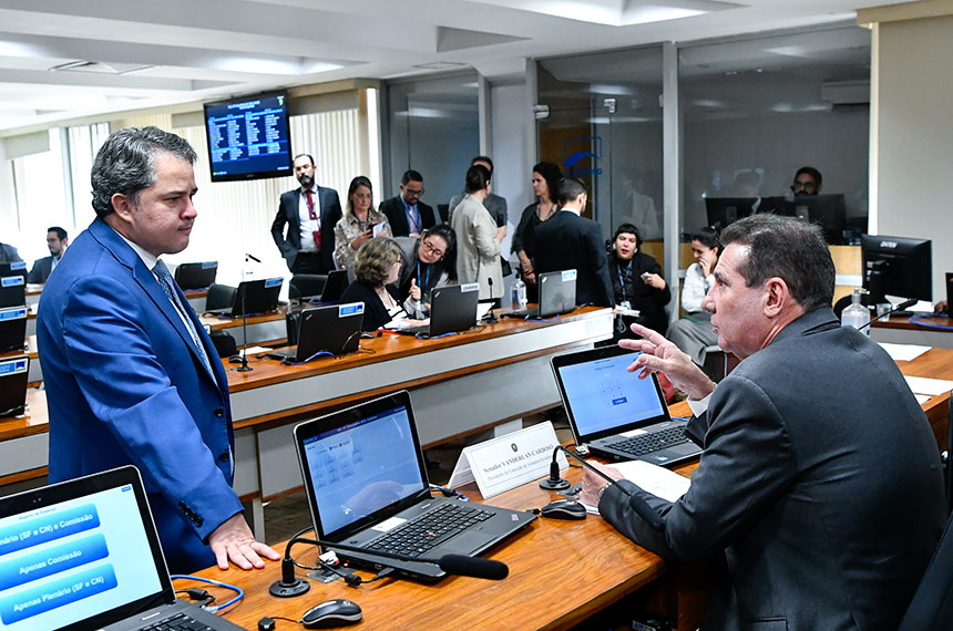 Efraim Morais (à esq.) e Vanderlan Cardoso são autores do requerimento do ciclo de debates na CAE - Foto: Geraldo Magela/Agência Senado