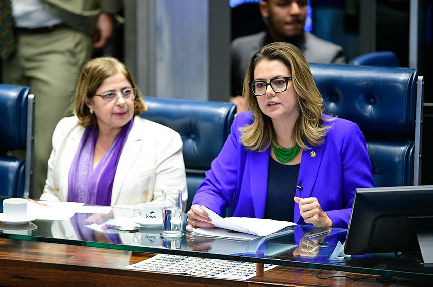 Mesa: 
ministra de Estado das Mulheres, Cida Gonçalves; 
presidente e requerente desta sessão, senadora Leila Barros (PDT-DF).
