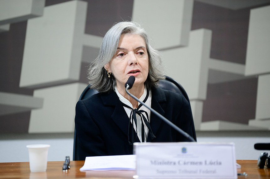 À mesa, em pronunciamento, ministra do Supremo Tribunal Federal (STF), Cármen Lúcia Antunes Rocha.