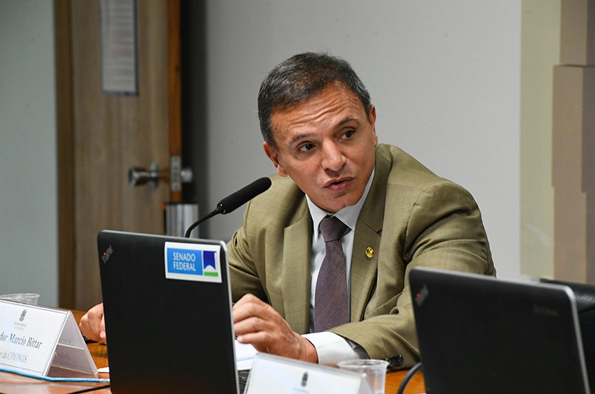 À mesa, em pronunciamento, relator da CPIONGS, senador Marcio Bittar (União-AC).