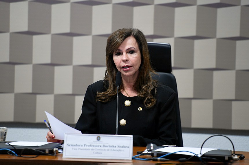 À mesa, vice-presidente da CE, senadora Professora Dorinha Seabra (União-TO), conduz reunião.