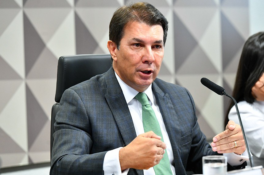 À mesa, presidente da CPMI do 8 de Janeiro, deputado Arthur Maia (União-BA), em pronunciamento.