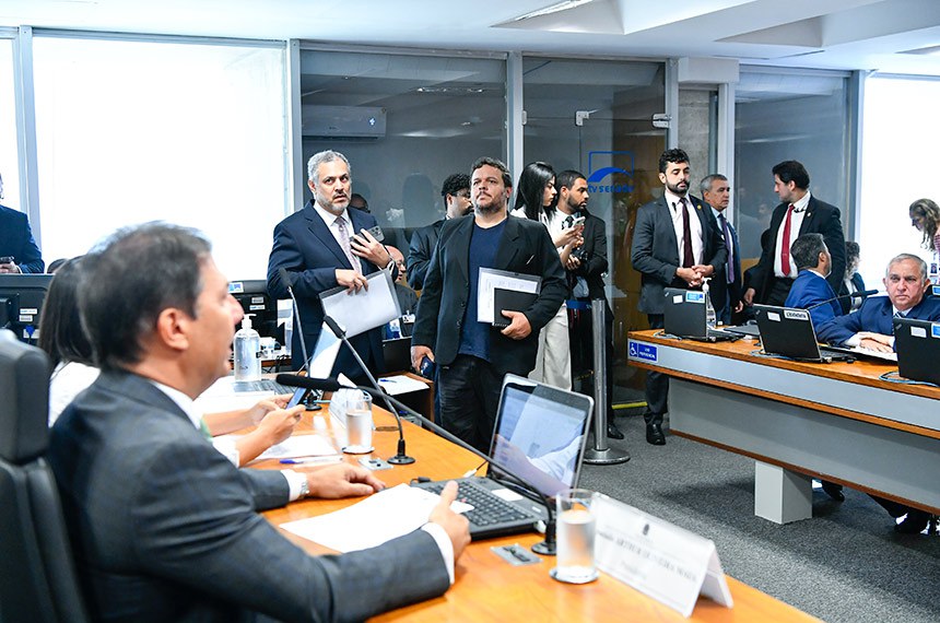 Mesa:
presidente da CPMI do 8 de Janeiro, deputado Arthur Maia (União-BA);
relatora da CPMI do 8 de Janeiro, senadora Eliziane Gama (PSD-MA).