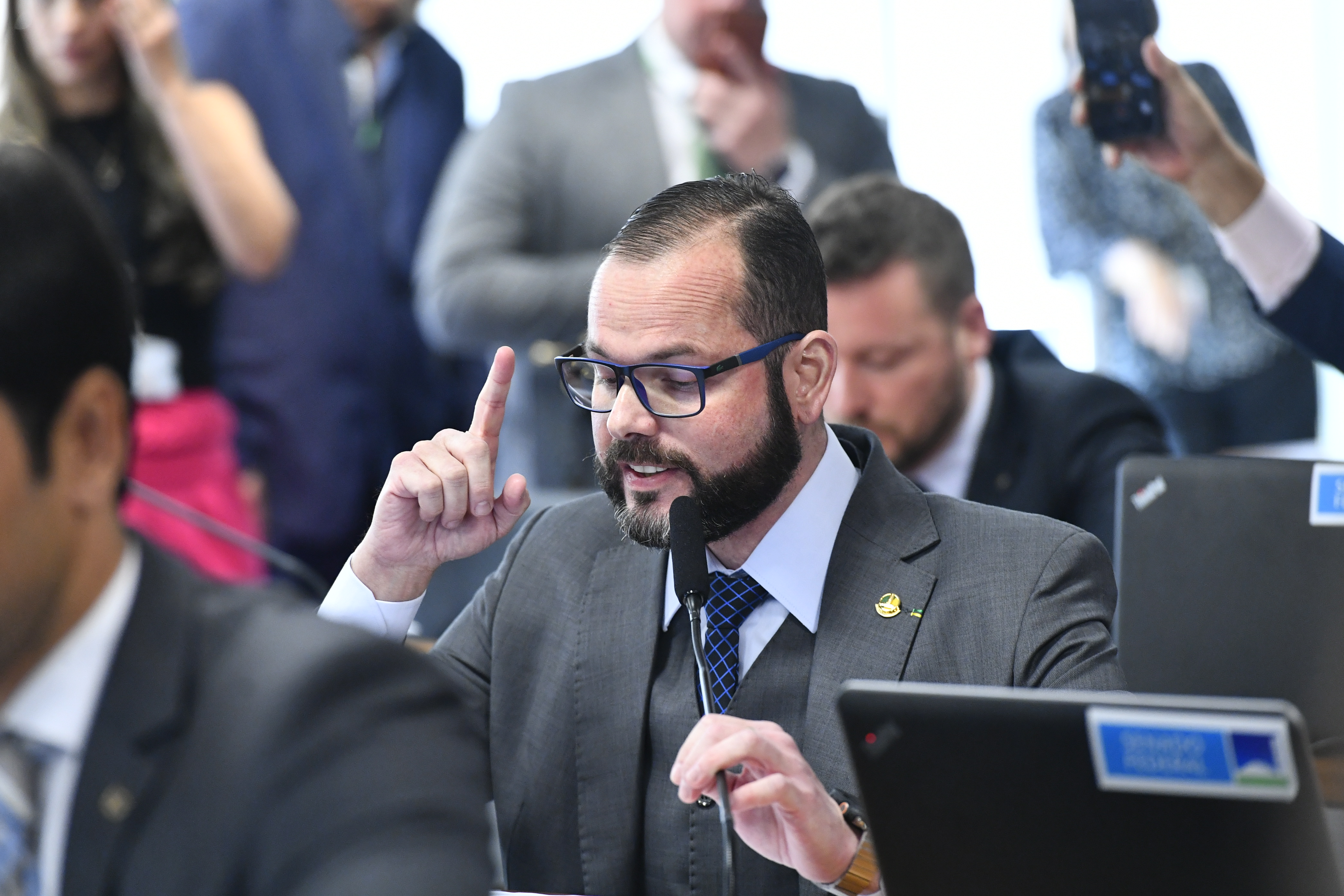 Em pronunciamento, à bancada, senador Jorge Seif (PL-SC).