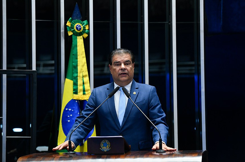 À tribuna, em discurso, senador Nelsinho Trad (PSD-MS). 