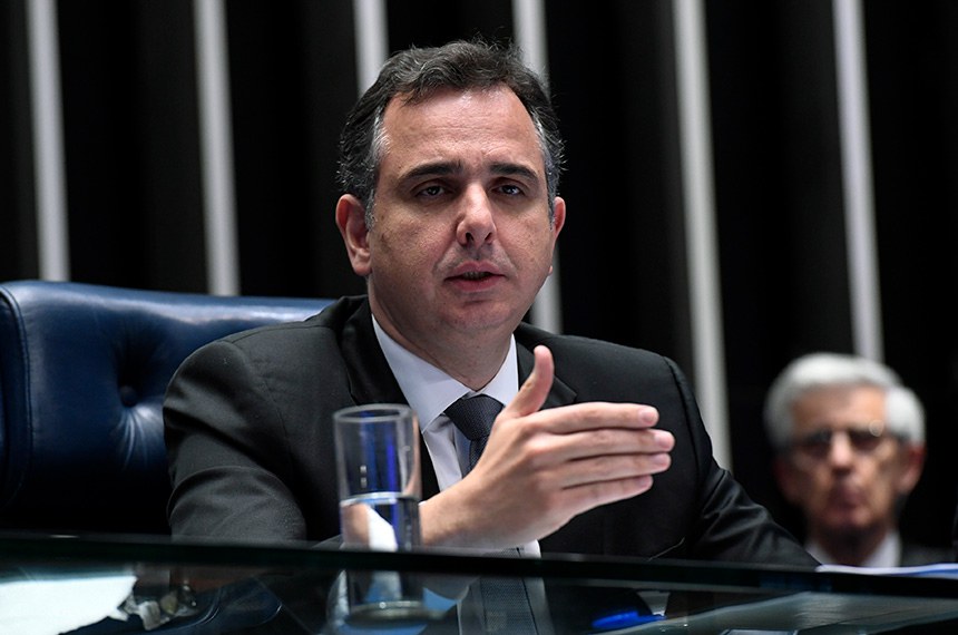 À mesa, presidente do Senado Federal, senador Rodrigo Pacheco (PSD-MG), conduz sessão.