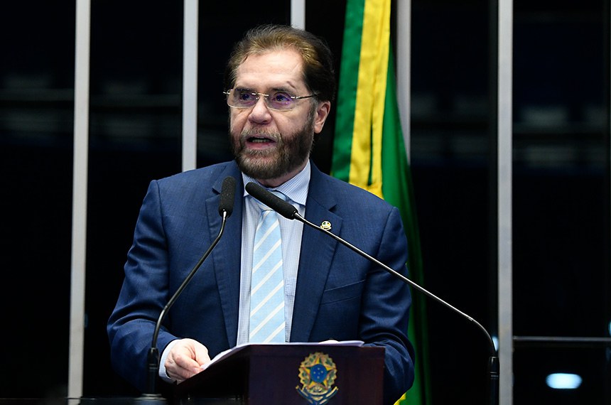 Em discurso, à tribuna, senador Plínio Valério (PSDB-AM).