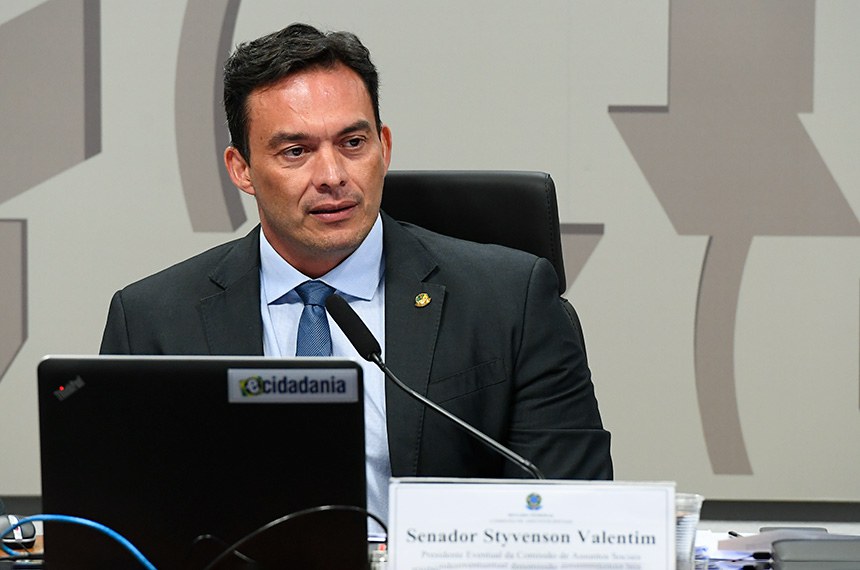À mesa, presidente eventual da CAS, senador Styvenson Valentim (Podemos-RN).