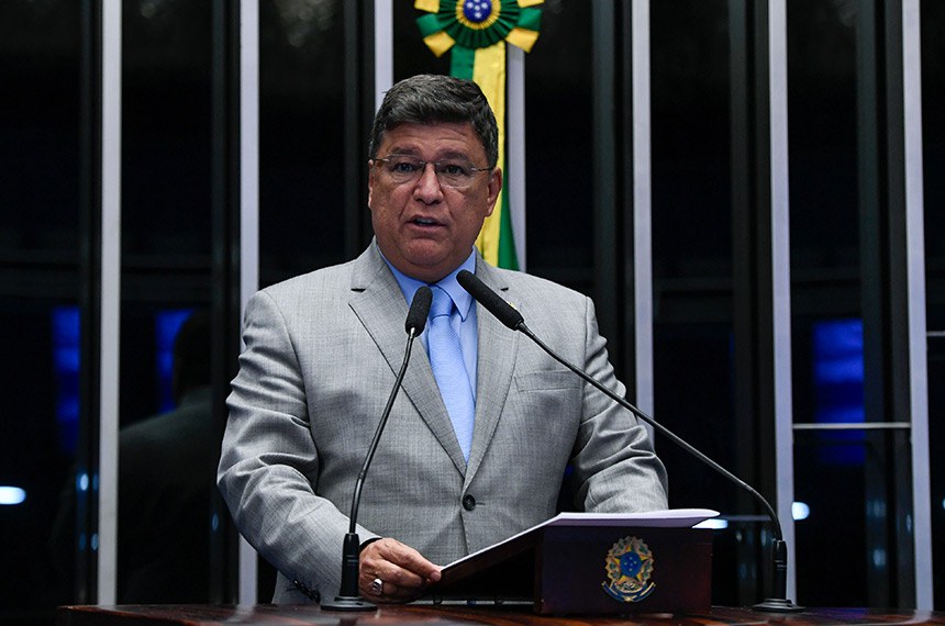 Em discuro, à tribuna, senador Carlos Viana (Podemos-MG).