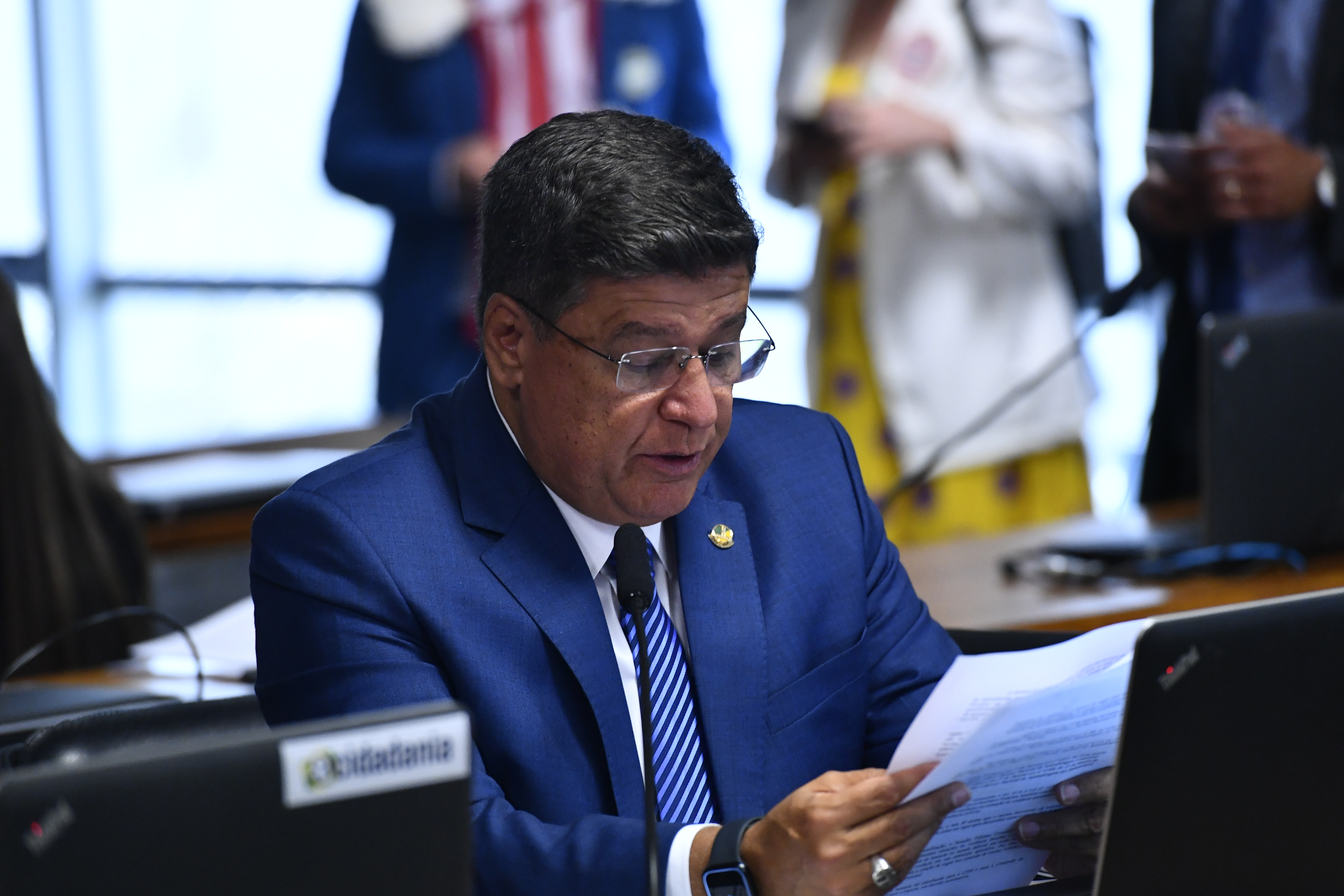 À bancada, em pronunciamento, relator do PL 2.062/2022, senador Carlos Viana (Podemos-MG).