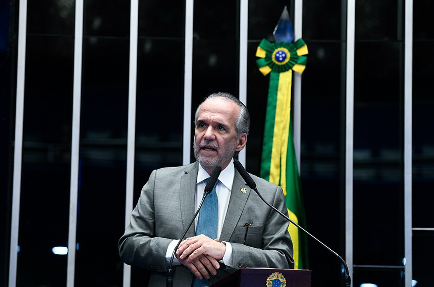 Em discurso, à tribuna, senador Fernando Dueire (MDB-PE).