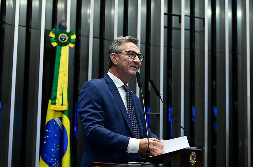 À tribuna, em discurso, senador Lucas Barreto (PSD-AP). 