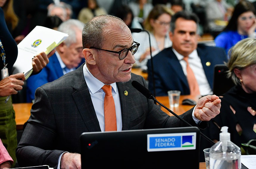 À bancada, em pronunciamento, senador Fabiano Contarato (PT-ES).