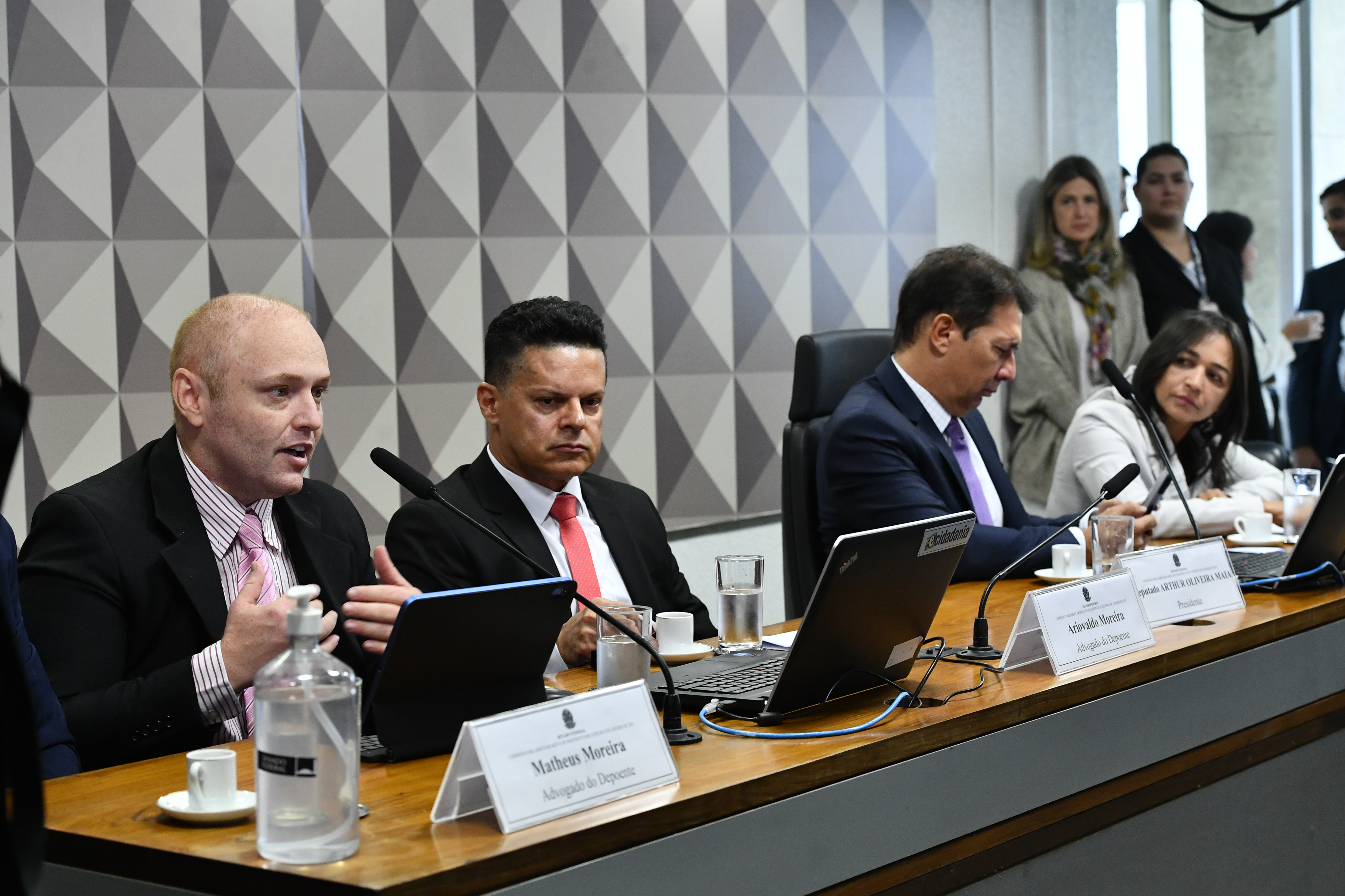 Mesa:
hacker Walter Delgatti Neto em pronunciamento;
advogado do depoente, Ariovaldo Moreira;
presidente da CPMI do 8 de Janeiro, deputado Arthur Oliveira Maia (União-BA);
relatora da CPMI do 8 de Janeiro, senadora Eliziane Gama (PSD-MA).