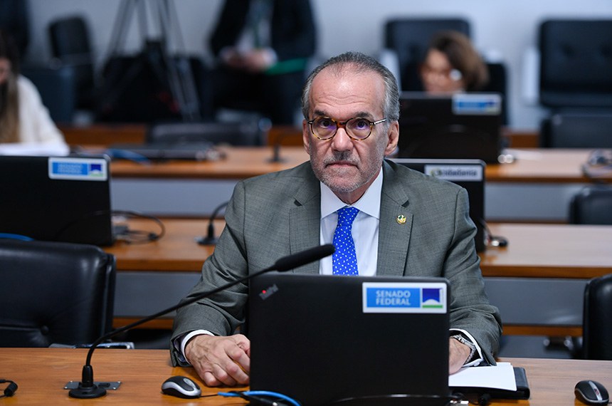 À bancada, senador Fernando Dueire (MDB-PE).