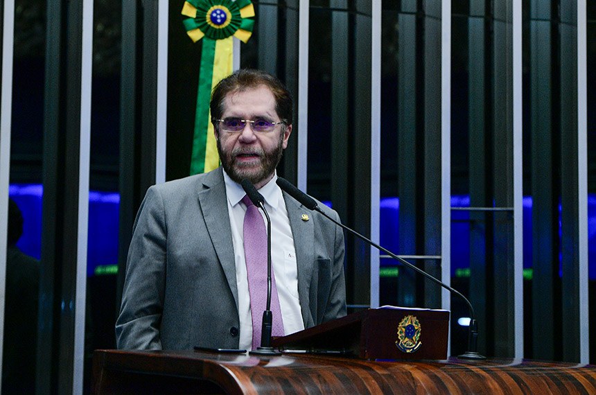 Em discurso, à tribuna, senador Plínio Valério (PSDB-AM). 