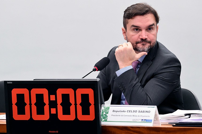 Mesa:
presidente da CMO, deputado Celso Sabino (União-PA).