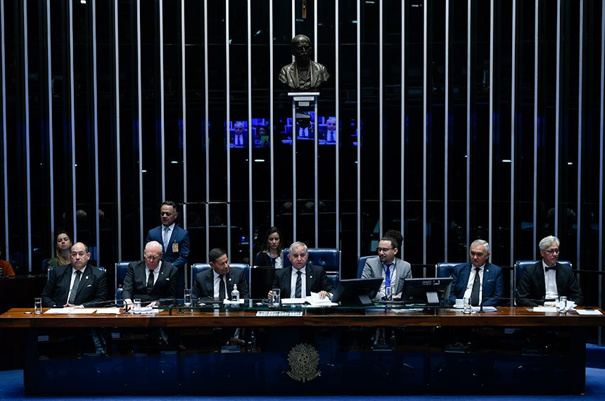 Mesa: 
presidente da Confederação Maçônica do Brasil (Comab), grão-mestre Cristian Adrian Flores Maldonado;
grão-mestre geral adjunto do Grande Oriente do Brasil (GOB), Adalberto Aluízio Eyng;
requerente desta sessão, senador Hamilton Mourão (Republicanos-RS);
presidente e requerente desta sessão, senador Izalci Lucas (PSDB-DF);
secretário desta sessão;
requerente desta sessão, deputado General Girão (PL-RN);
secretário-geral da Confederação da Maçonaria Simbólica do Brasil (CMSB), Edilson de Oliveira.