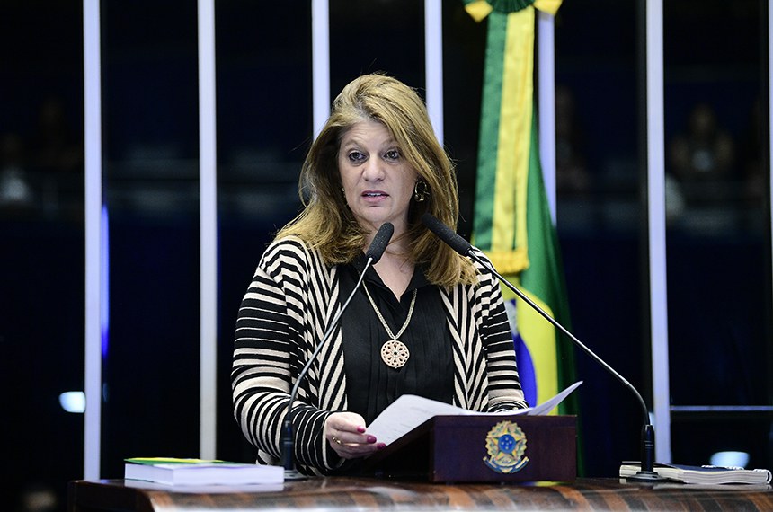 À tribuna, em discurso, diretora-geral do Senado Federal, Ilana Trombka. 