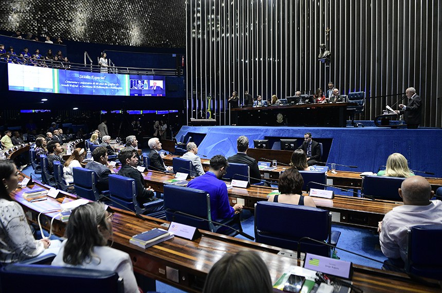 Mesa: 
diretora-geral do Senado Federal, Ilana Trombka; 
diretor da Secretaria de Editoração e Publicações do Senado Federal, Rafael André Chervenski da Silva; 
presidente desta sessão, senador Paulo Paim (PT-RS); 
chefe do gabinete da Secretaria-Geral da Mesa do Senado Federal, Ludmila Fernandes de Miranda Castro; 
representando o primeiro diretor da Secretaria de Editoração e Publicações do Senado Federal (in memorian), Júlio Werner Pedrosa. 