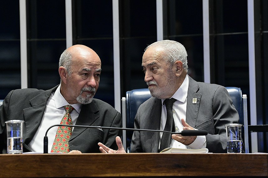 Mesa: 
representando o primeiro diretor da Secretaria de Editoração e Publicações do Senado Federal (in memorian), Júlio Werner Pedrosa; 
presidente de honra da Associação Brasileira das Escolas do Legislativo e de Contas (Abel) e ex-diretor da Secretaria de Editoração e Publicações do Senado Federal, Florian Augusto Coutinho Madruga. 