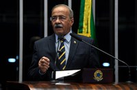 Chico Rodrigues comemora oferta de uniforme escolar na rede pública